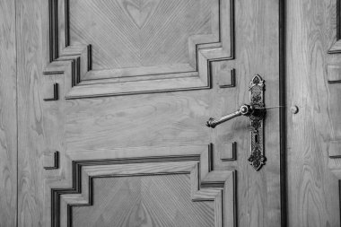 Ahşap kapıda kırık balmumu mühür.