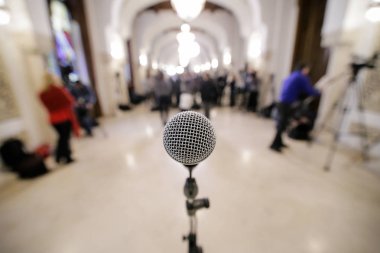 Bir basın toplantısında mikrofonun kapatılması