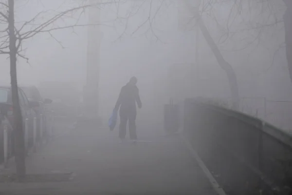 Gente Camina Niebla Pesada Amanecer —  Fotos de Stock