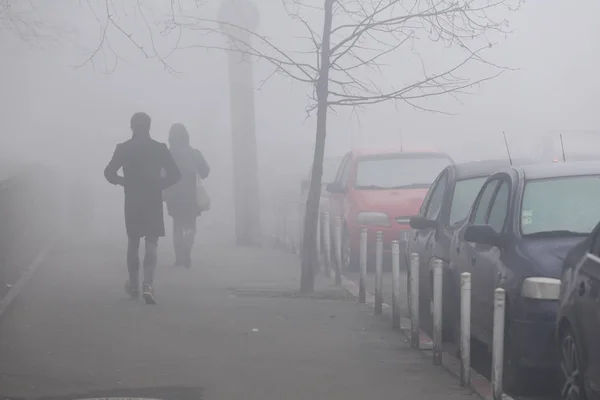 Gente Camina Niebla Pesada Amanecer —  Fotos de Stock