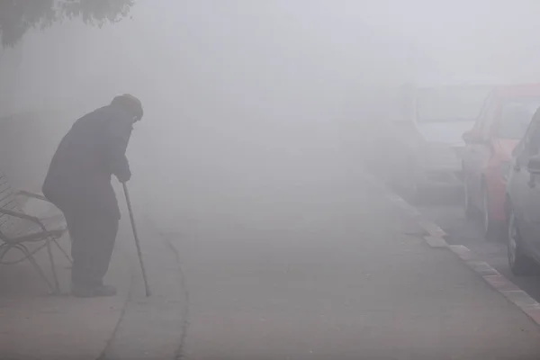 Gente Camina Niebla Pesada Amanecer —  Fotos de Stock