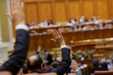Ellerini kaldırarak oylama Mps