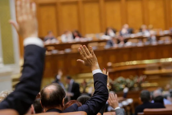 MPS rösta genom att höja sina händer — Stockfoto