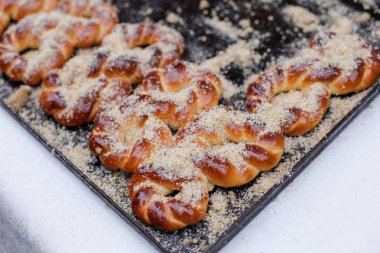 Bir tabak sümüklü, Rumen geleneksel tatlı kekleri özellikle baharın başında pişirildi. Genellikle şurup ve ceviz içerirler.