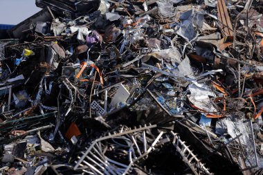Hurdalık hurdalığı. Araba parçaları, metal ve plastik atık.
