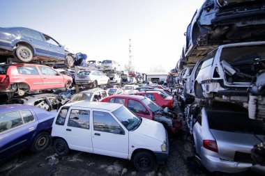 Hurdalık hurdalığı. Araba parçaları, metal ve plastik atık.
