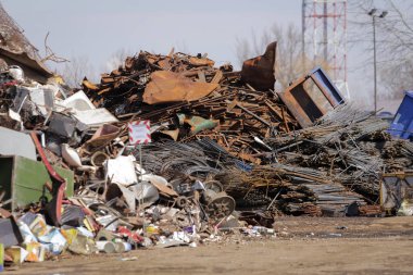 Hurdalık hurdalığı. Araba parçaları, metal ve plastik atık.