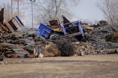 Hurdalık hurdalığı. Araba parçaları, metal ve plastik atık.