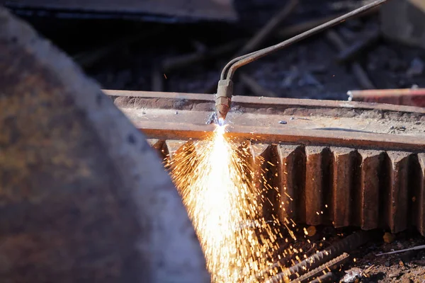 Worker Uses Oxy Acetylene Cutting Torch Scrapheap Junkyard — Stock Photo, Image