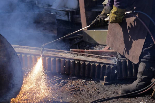 Worker Uses Oxy Acetylene Cutting Torch Scrapheap Junkyard — Stock Photo, Image