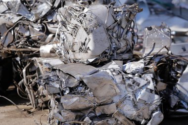 Hurdalık hurdalığı. Araba parçaları, metal ve plastik atık.