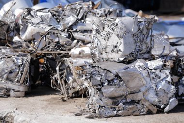 Hurdalık hurdalığı. Araba parçaları, metal ve plastik atık.