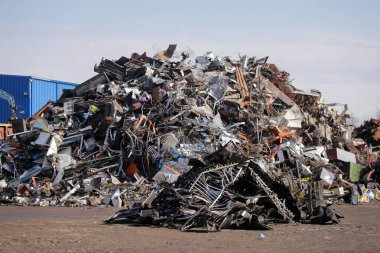 Hurdalık hurdalığı. Araba parçaları, metal ve plastik atık.