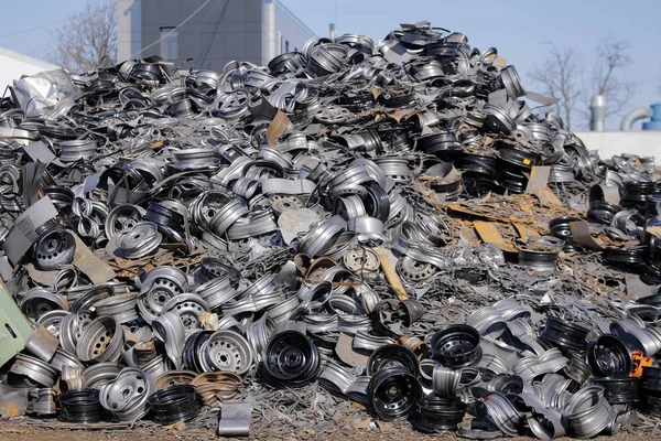 Schrottplatz Autoteile Metall Und Plastikmüll — Stockfoto