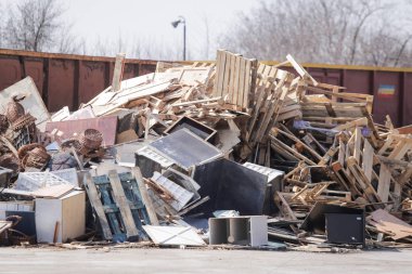 Geri dönüşüm merkezinde odun yığınları