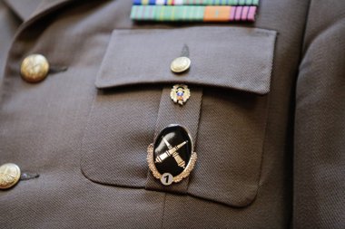 Bir Romen subayının üniformasında askeri simge var.