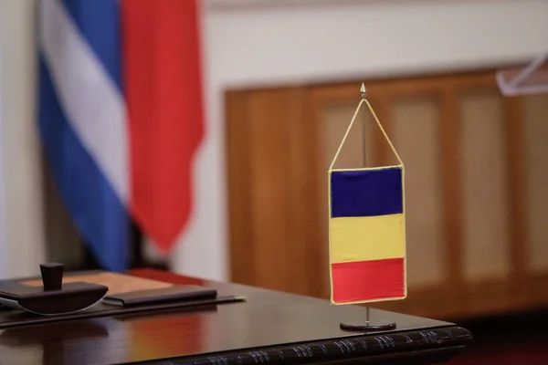 Die Rumänische Flagge Auf Dem Holztisch Vor Der Offiziellen Unterzeichnung — Stockfoto