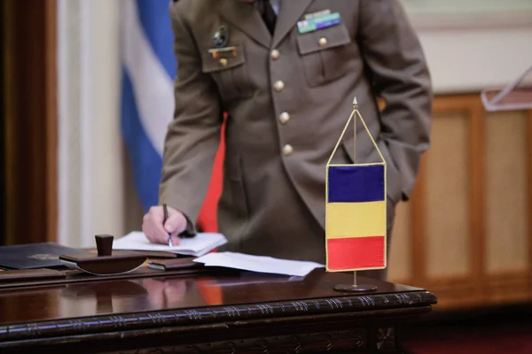 Flaga Rumunii Drewnianym Stole Przed Oficjalnym Podpisaniem Umowy Wojskowej — Zdjęcie stockowe