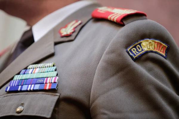 Στρατιωτικό Έμβλημα Στη Στολή Αξιωματικού Του Ρουμανικού Στρατού — Φωτογραφία Αρχείου