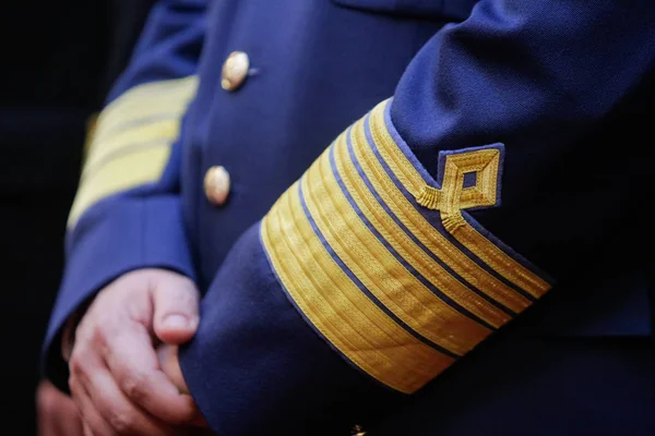 一名罗马尼亚军官制服上的军事徽章 — 图库照片