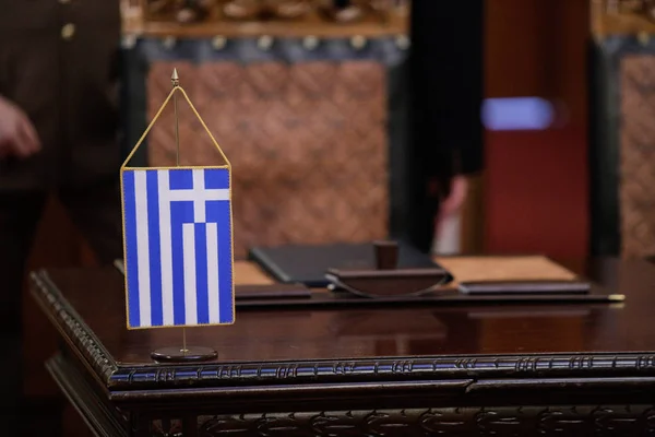 Die Griechische Flagge Auf Dem Holztisch Vor Der Offiziellen Unterzeichnung — Stockfoto