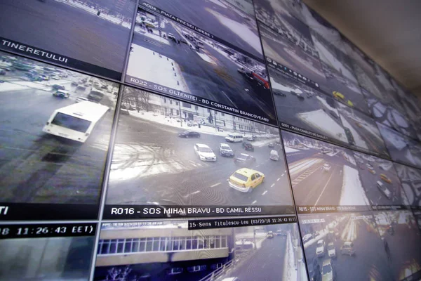 Bukaresti Románia Közúti Forgalom Élő Képeivel Rendelkező Monitorok Megjelenítése Egy — Stock Fotó