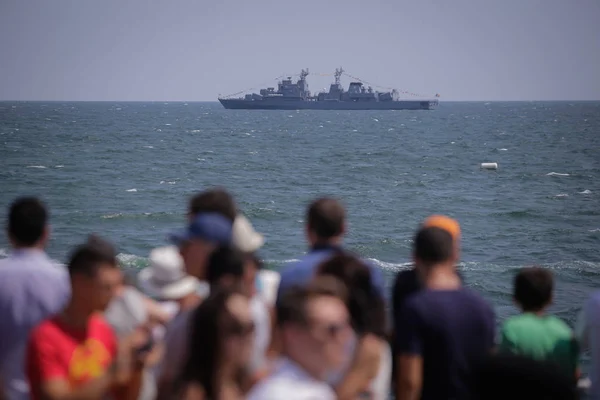 在罗马尼亚海军节期间 人们都在观看海军军舰 — 图库照片