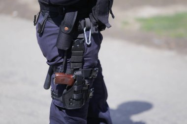 Bir polis memurunun güvenlik çantasının detayları.