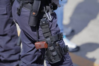 Bir polis memurunun güvenlik çantasının detayları.