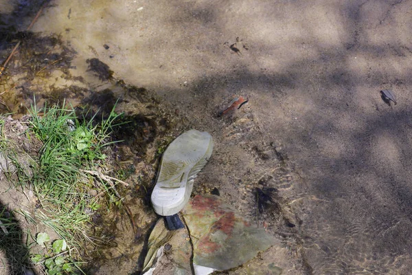 Zware Vervuilde Waterstroom Met Huishoudelijk Afval — Stockfoto