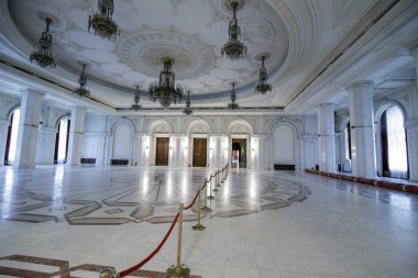 Romanya Parlamento Sarayı 'nın rehberli bir turu sırasında kapalı mekandaki ayrıntılar