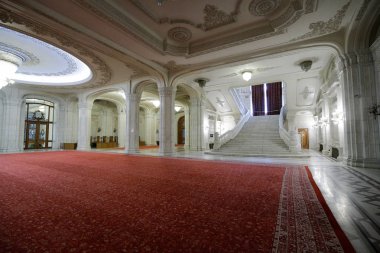 Romanya Parlamento Sarayı 'nın rehberli bir turu sırasında kapalı mekandaki ayrıntılar