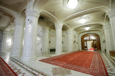 Romanya Parlamento Sarayı 'nın rehberli bir turu sırasında kapalı mekandaki ayrıntılar