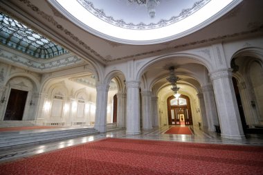 Romanya Parlamento Sarayı 'nın rehberli bir turu sırasında kapalı mekandaki ayrıntılar