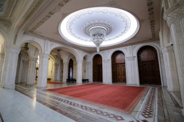 Romanya Parlamento Sarayı 'nın rehberli bir turu sırasında kapalı mekandaki ayrıntılar