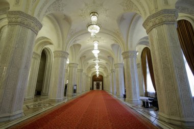 Romanya Parlamento Sarayı 'nın rehberli bir turu sırasında kapalı mekandaki ayrıntılar