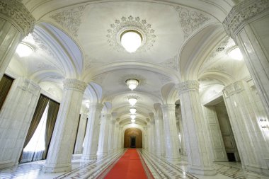 Romanya Parlamento Sarayı 'nın rehberli bir turu sırasında kapalı mekandaki ayrıntılar