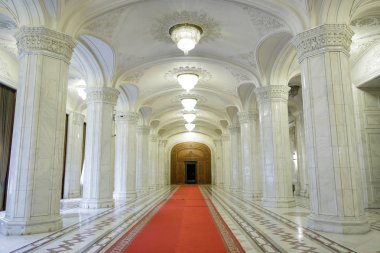 Romanya Parlamento Sarayı 'nın rehberli bir turu sırasında kapalı mekandaki ayrıntılar