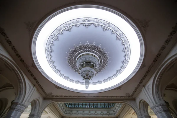 Romanya Parlamento Sarayı Nın Rehberli Bir Turu Sırasında Kapalı Mekandaki — Stok fotoğraf