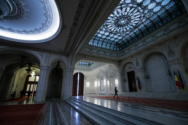 Romanya Parlamento Sarayı Nın Rehberli Bir Turu Sırasında Kapalı Mekandaki — Stok fotoğraf