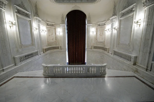 Architektoniczne Wewnętrzne Szczegóły Rumuńskiego Pałacu Parlamentu Podczas Wycieczki Przewodnikiem — Zdjęcie stockowe