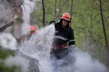 BÜKREŞ, ROMANIA - 17 Nisan 2017 'de Bükreş' te, ıssız bir eve yayılan bir yangını suyla söndürmeye çalışan itfaiyeciler