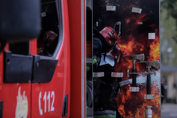 Bucharest Romania April Firefighters Try Extinguish Water Fire Spread Uninhabited — Stock Photo, Image