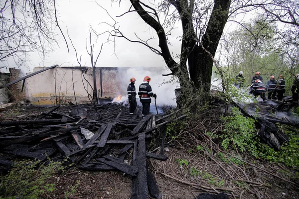 Bucharest Roumanie Avril Les Pompiers Tentent Éteindre Avec Eau Incendie — Photo