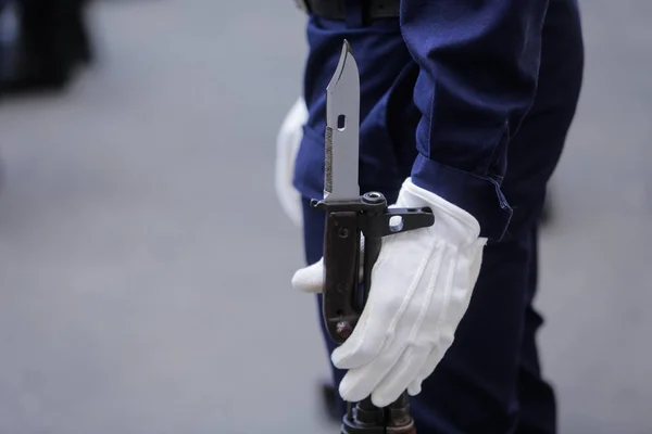 Närbild Soldat Som Väntar Med Sitt Bajonettgevär Marken — Stockfoto