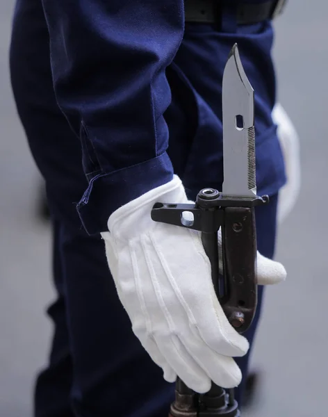 Närbild Soldat Som Väntar Med Sitt Bajonettgevär Marken — Stockfoto