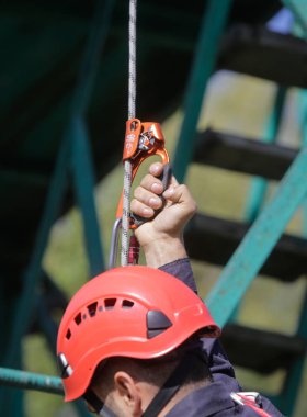 Bucharest, Romanya - 21 Nisan: İtfaiye rappelling ve bir matkap egzersiz, 21 Nisan 2017 Bükreş'de ipleri tırmanma