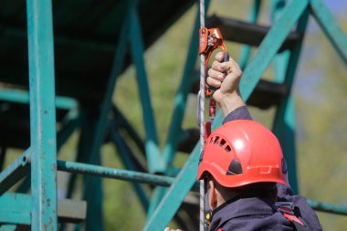 Bucharest, Romanya - 21 Nisan: İtfaiye rappelling ve bir matkap egzersiz, 21 Nisan 2017 Bükreş'de ipleri tırmanma