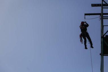 Bucharest, Romanya - 21 Nisan: İtfaiye rappelling ve bir matkap egzersiz, 21 Nisan 2017 Bükreş'de ipleri tırmanma