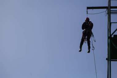 Bucharest, Romanya - 21 Nisan: İtfaiye rappelling ve bir matkap egzersiz, 21 Nisan 2017 Bükreş'de ipleri tırmanma